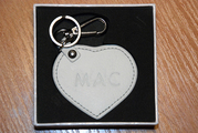 Кожаный брелок-подвеска в форме сердца от MAC
